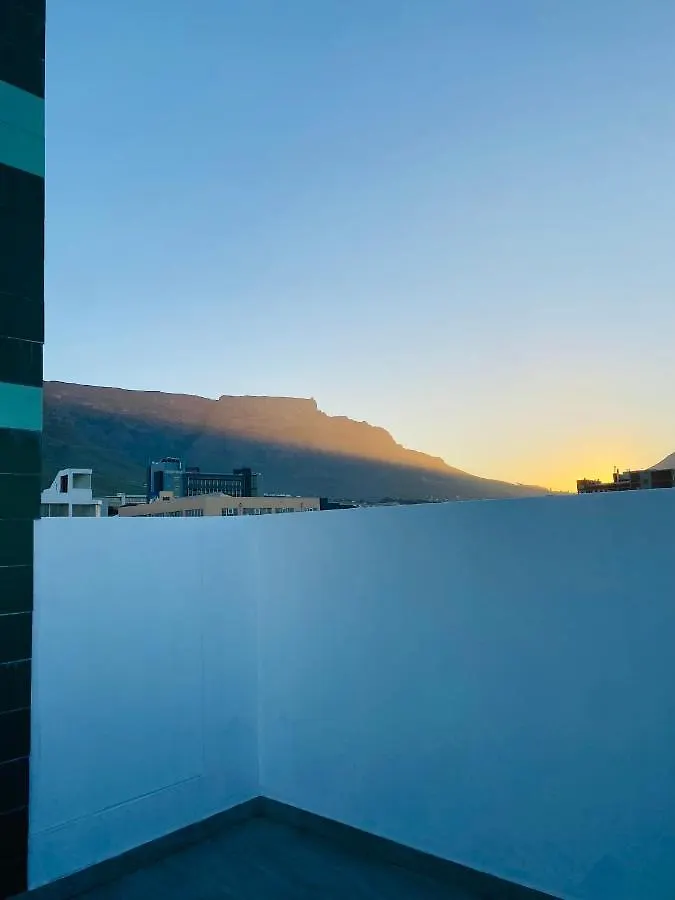 Apartment Modern Luxe Getaway: Cape Town Views & Smart Comfort